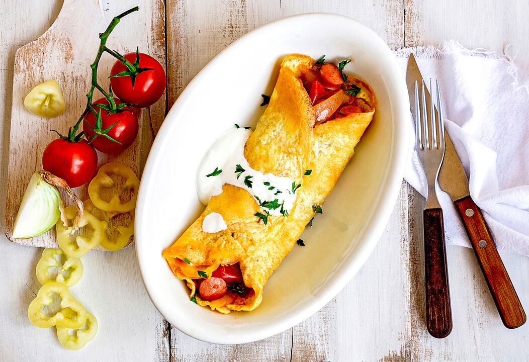 Fir de Frühstück, déi, déi Gewiicht op enger Keto-Diät verléieren, hunn en Omelett mat Kéis, Geméis an Ham